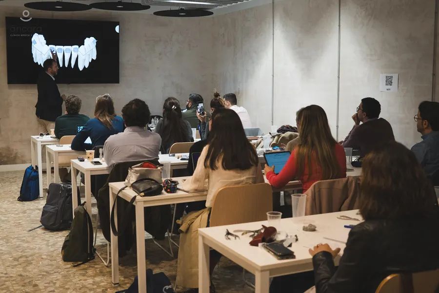 Alumnos en una clase de la Academia tresD