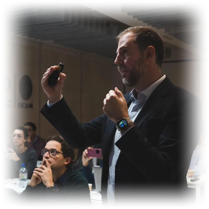 Manuel Fernández Cano dando clase en el postgrado de ortodoncia de la UCAM
