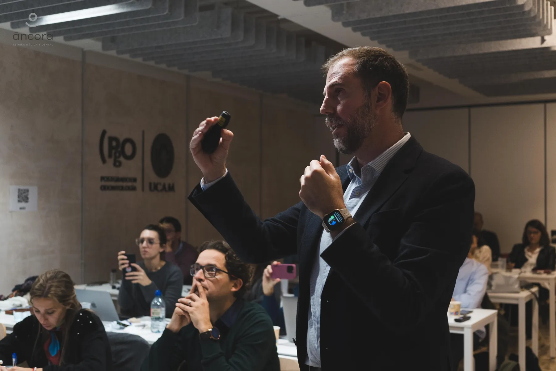 Manuel Fernández Cano dando clase en el postgrado de ortodoncia de la UCAM